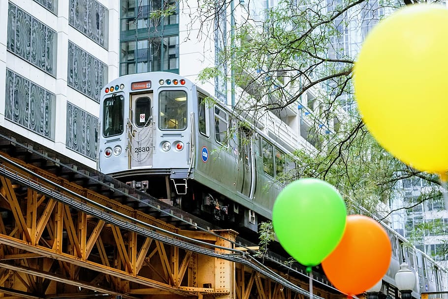 bianca, treno, accanto, costruzione, grigio, edifici, giorno, la metropolitana, ponte, architettura, acciaio, Palloncino, città, urbano, tre, trasporto, gioia, celebrare, albero, mezzi di trasporto, modo di trasporto, veicolo terrestre, pianta, trasporto ferroviario, esterno dell'edificio, struttura costruita, treno - veicolo, trasporto pubblico, viaggio, nessuno, ferrovia, natura, traccia, all'aperto, 5K