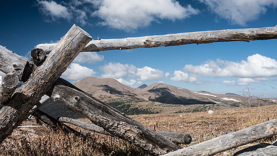 nuvole, erba, logs, montagne, cielo, legna, natura, montagna, all'aperto, Paesaggi, paesaggio, legno - materiale, nuvola - cielo, scenics - natura, ambiente, catena montuosa, bellezza nella natura, albero, la tranquillità, scena non urbana, nessuno, scena tranquilla, giorno, pianta, terra, clima, clima arido, 4K, CC0, dominio pubblico, privo di copyright