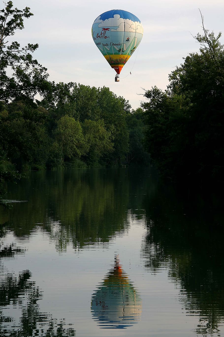 pilota, montgolfier, charente, reflexions, arbre, aigua, globus, transport, reflexió, cel, planta, naturalesa, vehicle aeri, globus d'aire calent, aventura, a l'aire, volant, llac, davant del mar, escenics - natura, dia, bellesa a la natura, escena no urbana, a l'aire lliure, inflable, 1080P