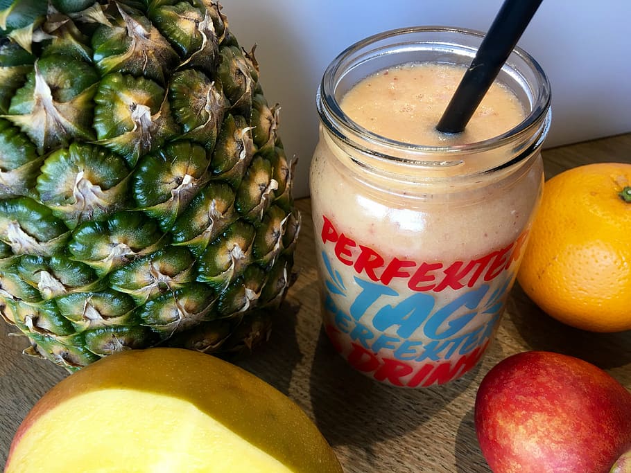 batut, pinya, taronja, afruitat, nectarina, mango, perfecte, vitamines, fruites, saborós, fruita, saludable, deliciós, tropical, frescor, menjar, beure, suc, alimentació saludable, refresc, madur, cítrics, fer dieta, orgànic, menjar i beguda, benestar, beure palla, jar, palla, taula, a l'interior, contenidor, vista d’angle alt, natura morta, vidre, cap gent, copa, primer pla, esmorzar, 4K