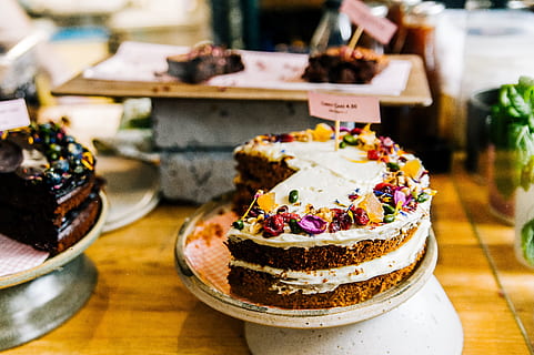 bagt, kage, slik, top, bageri, bagning, sløret baggrund, kager, chokolade, fløde, cremet, dekoration, lækker, design, dessert, mad, bagværk, plader, søde sager, bord, velsmagende, friskhed, fokus på forgrunden, klar til at spise, mad og drikke, indendørs, ingen mennesker, stilleben, tæt på, plade, overbærenhed, valg, variation, sødt mad, sund kost, sød, dag, forretning, fristelse, pynt, bakke, 2K, CC0, offentligt domæne, royaltyfrie