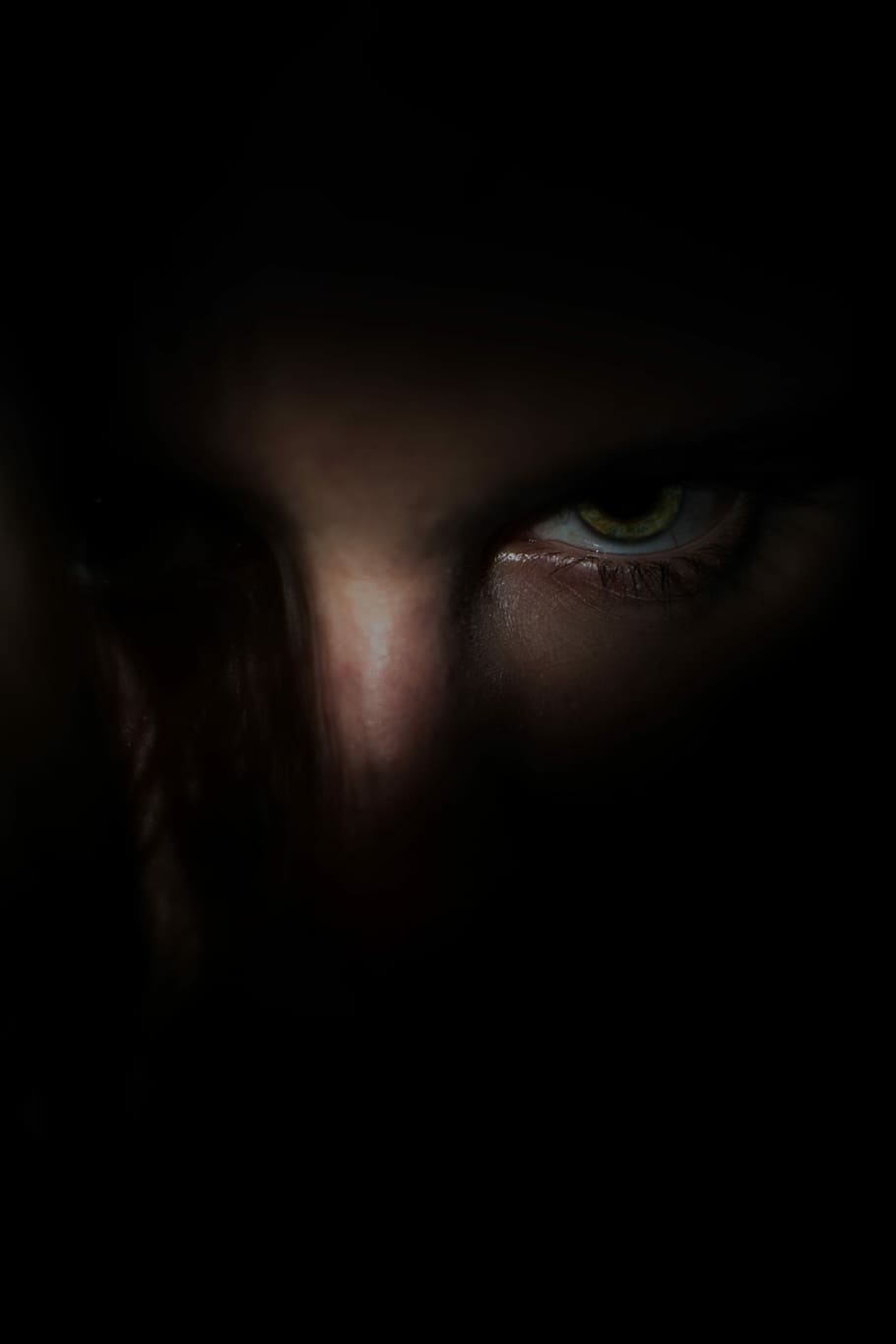 persona cara, sense títol, cara, ull, ombra, fosc, boig, por, enfadat, nit, caucàsic, dolent, venjança, secret, emoció, pestanya, ira, una persona, part del cos, ull humà, part del cos humà, horror, primer pla, rostre humà, mirant la càmera, fantasmal, misteri, percepció sensorial, retrat, adult, vista frontal, vista, agressió, fons negre, cella, mirant, globus ocular, 5K
