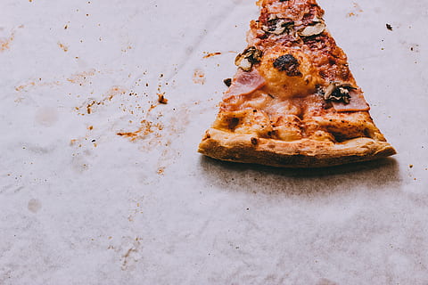 skiva pizza, skinka pålägg, enda, skiva, pizza, grå, yta, sista, bit, mat, bakad, gourmet, hemlagad, friskhet, mellanmål, måltid, mat och dryck, inget folk, russin, italiensk mat, närbild, klar att äta, fortfarande liv, inomhus, högvinkelvy, flathet, ohälsosam mat, snabbmat, tallrik, bröd, tabell, dag, betjäningsstorlek, frestelse, 4K, CC0, offentligt domän, royaltyfria