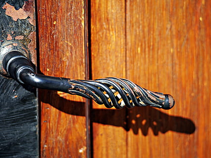 Tür, sperren, Griff, Öffnung, alte Tür, Eingang, Holz - Material, Metall, Nahansicht, keine Leute, Schutz, Sicherheit, geschlossen, Muster, Tag, Knopf, Türknauf, Holz, draußen, Fokus auf den Vordergrund, Detail, verriegeln, 4K, CC0, gemeinfrei, lizenzfrei
