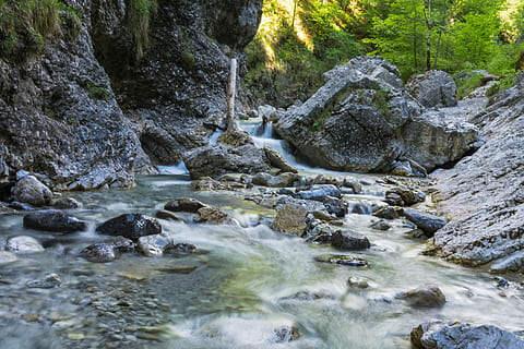 Fluss, Bach, Wasserquelle, Wasser, Quelle, idyllisch, klar, Wald, Steine, Landschaft, schwimmen, Wasserfall, Blase, Natur, Brücke, keine Leute, Rock - Objekt, Rock, solide, fließendes Wasser, Bewegung, Langzeitbelichtung, Schönheit in der Natur, Szenen - Natur, Bewegungsunschärfe, fließend, Tag, Baum, draußen, 5K, CC0, gemeinfrei, lizenzfrei