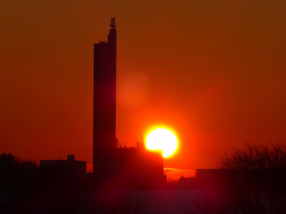 sol, brillant, bola de foc, posta de sol, sitja de gra, schapfe mill, molí de farina, jungingen, ulm, alb albàdia, sitja amb gra més alt, rècord mundial, registre, premi d’arquitectura alemanya, arquitectura, edifici, sitja, memòria, torre, cel, fàbrica, xemeneia, Pol · lució, indústria, estructura construïda, exterior de l'edifici, color taronja, silueta, nit, cap gent, ciutat, naturalesa, religió, vermell, a l'aire lliure, il·luminat, bellesa a la natura, fosc, gratacels, 4K