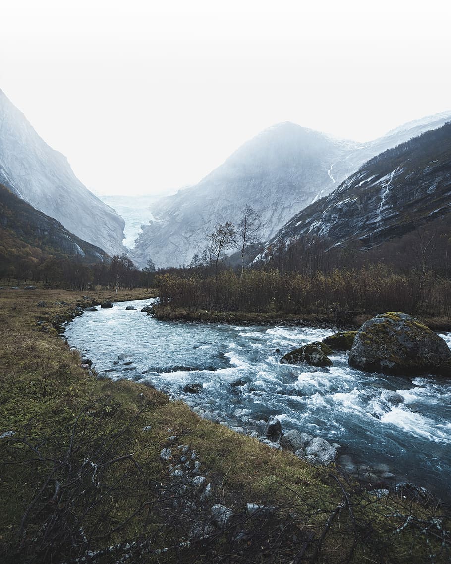 wandern nach jostedalsbreen, Frühlingsfluß, Berg, Fluss, Wald, Baum, Wasserfall, Gletscher, Stimmung, Grün, Nebel, Dunst, Stein, Natur, Wanderung, Landschaft, jostedalsbreen, Wasser, Schönheit in der Natur, Szenen - Natur, Ruhe, Himmel, keine Leute, Tag, ruhige Szene, Nicht-städtische Szene, Pflanze, Gebirge, fließendes Wasser, Umgebung, draußen, fließend, 5K