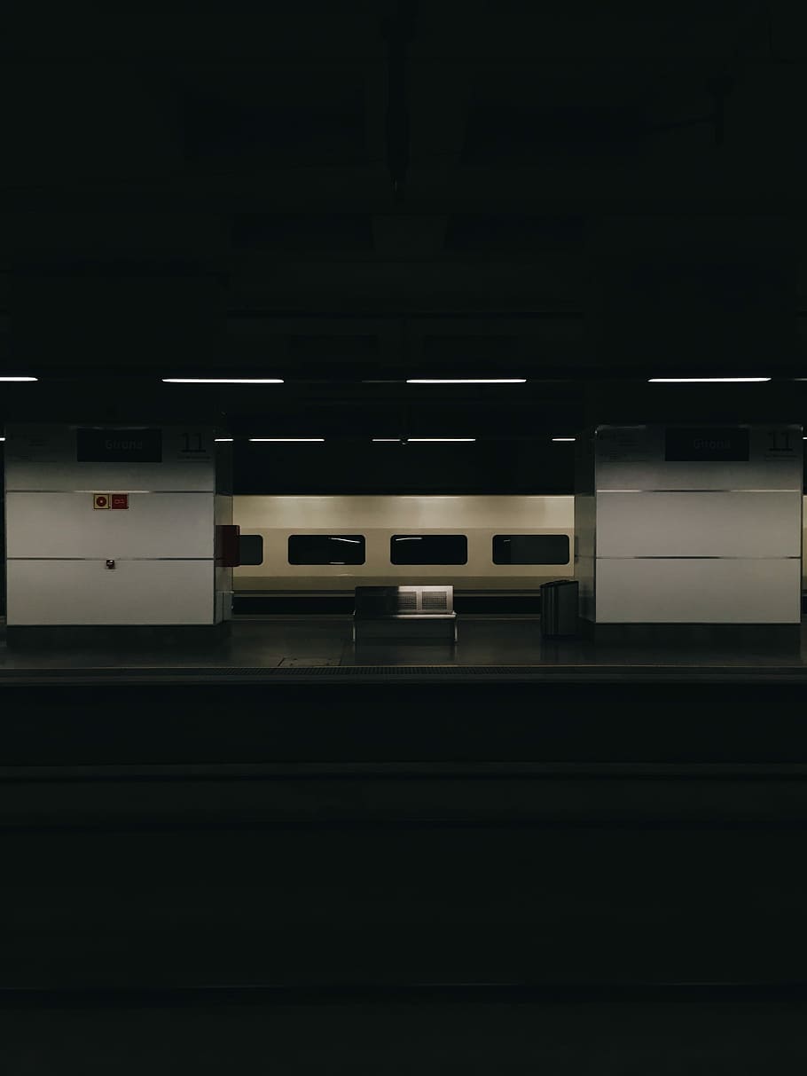 landskabsfoto, togstation bænk, landskab, Foto, togstation, bænk, ingen mennesker, indendørs, sort farve, teknologi, transportmidler, belyst, jernbanetransport, offentlig transport, arkitektur, jernbanestation, bygget struktur, jernbanestation platform, transportform, undergrundsbane, mørk, belysningsudstyr, tog, nat, spore, kopiere plads, jernbanespor, loft, lys, station, parkeringsgarage, platform, 4K