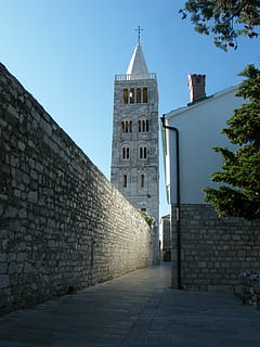 Croàcia, rab, torre, arquitectura, estructura construïda, exterior de l'edifici, cel, religió, lloc de culte, edifici, creença, espiritualitat, paret, naturalesa, el passat, direcció, història, el camí a seguir, cap gent, funció de construcció de parets, paret de pedra, maó, a l'aire lliure, carreró, 2K, CC0, domini públic, lliure de regalies