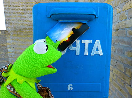 Kermit, broască, deținere, fotografie, post, cutii de scrisori, cutie poștală, arunca a, carte poştală, albastru, Rusă, Culoarea verde, reprezentare, cărămidă, nici o persoana, zi, zid de cărămidă, perete, arhitectură, semn, a închide, în aer liber, montare pe perete, reprezentare umană, comunicare, jucărie, construită, creativitate, 4K, CC0, domeniu public, fără drepturi de autor