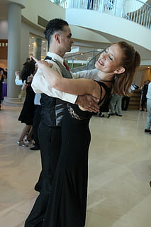 Mann, Frau tanzen, Weiß, Halle, Walzer, Tango, Tanzen, Liebe, Ballsaal, Paar, Gesellschaftstanz, tanzendes Paar, Musik-, Partner, Latein, Rumba, Stil, Mode, Frau, zwei Menschen, Frauen, echte Menschen, Männer, Zusammengehörigkeit, Glück, Erwachsene, Emotion, Lebensstile, positive Emotionen, Paar - Beziehung, lächelnd, Menschen, drinnen, Freizeitbeschäftigung, Dreiviertel Länge, gut angezogen, Frisur, 5K, CC0, gemeinfrei, lizenzfrei