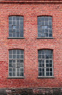 röd tegelsten, tegelvägg, fönster, arkitektur, hus, vägg, byggnad, byggnad exteriör, byggd struktur, tegel, inget folk, full ram, dag, glas - material, röd, utomhus, bakgrunder, bostadsområde, väggbyggande funktion, lågvinkelvy, reflexion, stad, fönsterram, 5K, CC0, offentligt domän, royaltyfria