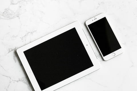 alb, lângă, argint iphone 6, iPad, argint, iphone 6, tehnologie, telefon inteligent, telefon mobil, telefon, ecran tactil, tehnologia fără fir, mobilitate, gol, calculator, tabletă digitală, comunicare, Monitorul computerului, echipament, nici o persoana, Internet, fotografie, ramă foto, fotografii tematice, de modă veche, film de film, dispozitiv portabil de informații, spațiu copie, conexiune, ecranul dispozitivului, vedere în unghi mare, ecran, natură moartă, portabilitate, culoare alba, masa, a închide, 4K, CC0, domeniu public, fără drepturi de autor