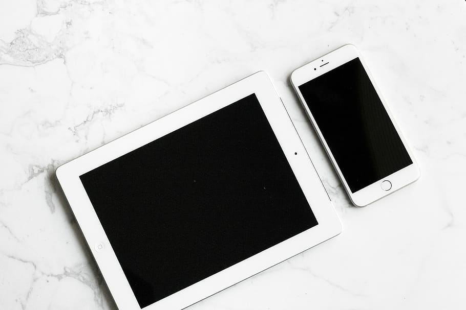 blanc, al costat, plata iPhone 6, ipad, plata, iphone 6, tecnologia, telèfon intel·ligent, telèfon mòbil, telèfon, pantalla tàctil, tecnologia sense fils, mobilitat, en blanc, ordinador, tauleta digital, comunicació, monitor d’ordinador, equipament, cap gent, Internet, fotografia, marc, temes de fotografia, passat de moda, pel·lícula de càmera, dispositiu d’informació portàtil, còpia espai, connexió, pantalla del dispositiu, vista d’angle alt, pantalla, natura morta, portabilitat, Color blanc, taula, primer pla, 4K