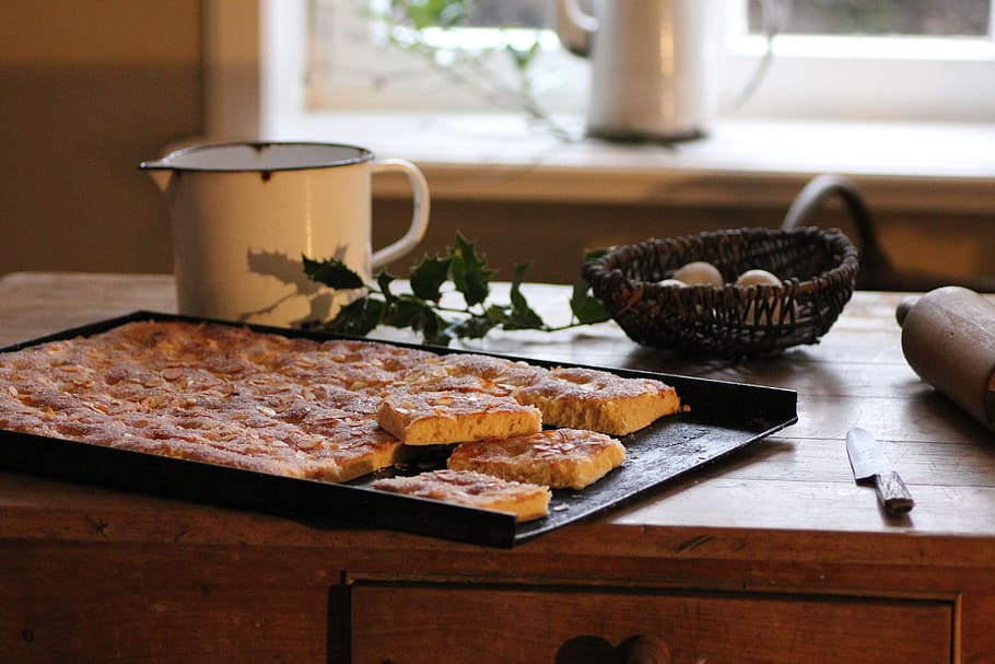 al forno, cibo, vassoio, accanto, coltello, rotolamento, perno, mattarello, cucina, tavolo, torta, mangiare, pentola, nutrizione, alimentazione, infornare, in casa, cibo e bevande, preparazione, nessuno, stanza domestica, freschezza, natura morta, indulgenza, cibo dolce, tazza, pronto a mangiare, concentrarsi sulle conoscenze acquisite, avvicinamento, tagliere, dolce, giorno, tentazione, spuntino, 5K