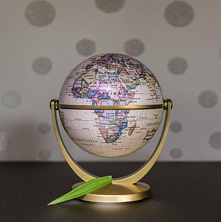 emas, berdiri, meja, globe, bumi, dunia, planet, hijau, planet, hijau, perlindungan, lingkungan Hidup, global, menyelamatkan, eco, ekologi, globe - objek buatan manusia, planet bumi, planet - luar angkasa, dalam ruangan, peta, teknologi, bola, tidak ada orang, merapatkan, bentuk, pendidikan, Desain, peta Dunia, eksplorasi, geografi fisik, alam, masih hidup, bentuk geometris, ruang, 4K, CC0, domain publik, bebas royalti