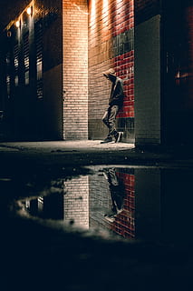 man, aan het leren, beton, muur, stands, naast, rood, bruin, stenen muur, nacht, stille reflectie, stedelijke scène, stadsleven, mannen, mensen, een persoon, stad, buitenshuis, New York City, mannetjes, buitenkant van het gebouw, reflectie, architectuur, venster, ingebouwde structuur, echte mensen, volledige lengte, gebouw, water, levensstijlen, natuur, dag, vrijetijdsbesteding, vervoer, staand, steen, kanaal, 5K, CC0, publiek domein, royaltyvrij