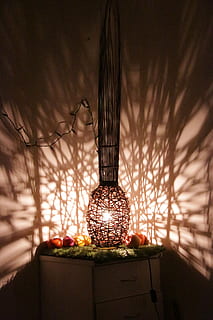 lampe, mønster, lys, skygger, bord, indretning, indendørs, træ, dekoration, belyst, plante, ingen mennesker, belysningsudstyr, natur, jul, juledekoration, hængende, fest, ferie, bare træ, jul ornament, tæt på, nat, julelys, loft, 5K, CC0, offentligt domæne, royaltyfrie
