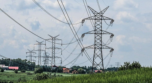 nube, cielo alto, líneas de alta tensión, cielo, cable, pilón de electricidad, nube - cielo, día, electricidad, tecnología, fuente de alimentación, generación de combustible y energía, Línea eléctrica, naturaleza, planta, conexión, nadie, árbol, estructura construida, arquitectura, al aire libre, tierra, vista de ángulo bajo, equipo eléctrico, 1080P, CC0, dominio público, libre de derechos