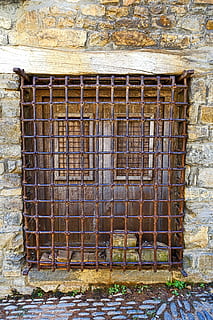 bars, venster, ijzerwerk, buitenkant, verdediging, bescherming, stenen muur, architectuur, geen mensen, ingebouwde structuur, kooi, gevangen, muur - bouwfunctie, metaal, dag, roestig, muur, rooster, steen, veiligheid, metalen rooster, buitenkant van het gebouw, buitenshuis, verlaten, verslechtering, smeedijzer, 5K, CC0, publiek domein, royaltyvrij