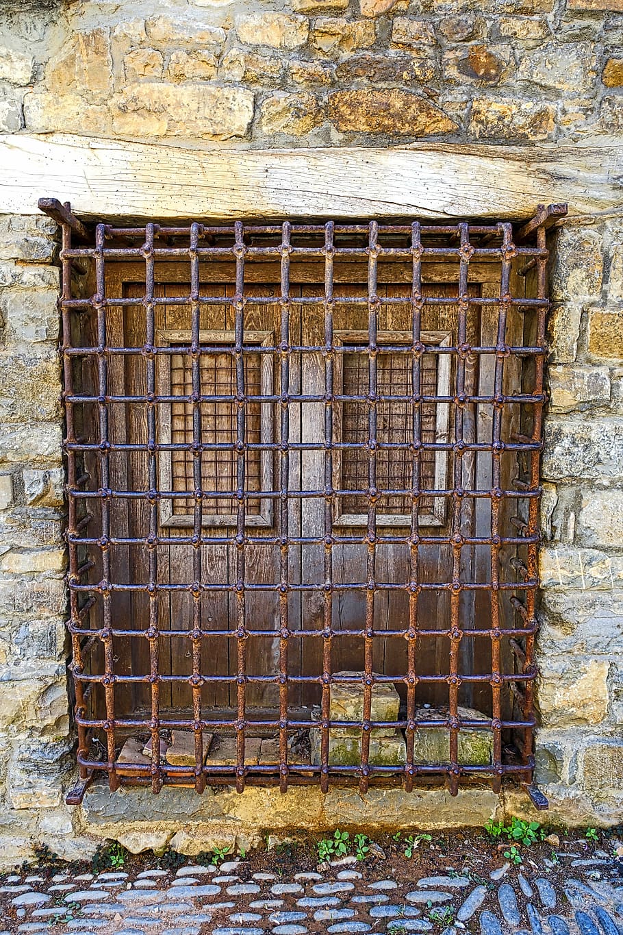 bars, finestra, ferratges, exterior, defensa, protecció, paret de maó, arquitectura, cap gent, estructura construïda, gàbia, atrapat, funció de construcció de parets, metall, dia, rovellat, paret, quadrícula, maó, seguretat, reixa metàl·lica, graella, exterior de l'edifici, a l'aire lliure, abandonat, deteriorament, ferro forjat, 5K