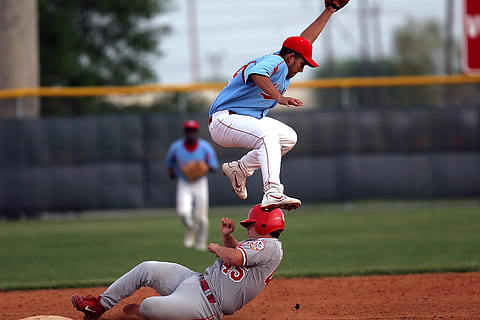 Baseball, Baseballspieler, rutschen, zweite Basis, zweite stehlen, gestohlene Basis, Spieler, Base, Spiel, Sport, gleiten, Schmutz, Feld, Läufer, Uniform, Wettbewerb, Staub, Aktion, Athlet, Lauf, draußen, Jugend, Helm, Bewegung, Infield, abspielen, spielen, weiterführende Schule, echte Menschen, Menschen, Tag, Baseball - Sport, Fokus auf den Vordergrund, Kleidung, Männer, Gruppe von Leuten, in voller Länge, Baseballuniform, Spielfeld, Sportuniform, Baseballhandschuh, Natur, 2K, CC0, gemeinfrei, lizenzfrei