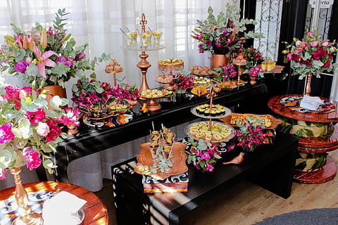 fête, buffet, bonbons, un événement, décoration, vente au détail, à l'intérieur, table, Nourriture et boisson, variation, fleur, plante à fleurs, plante, arrangement, choix, vase, fraîcheur, à vendre, affaires, personne, arrangement de fleurs, bouquet, le magasin, collection, petite entreprise, la nature, affichage de détail, vente, tête de fleur, le consumérisme, pot de fleur, 2K, CC0, domaine public, libre de droits