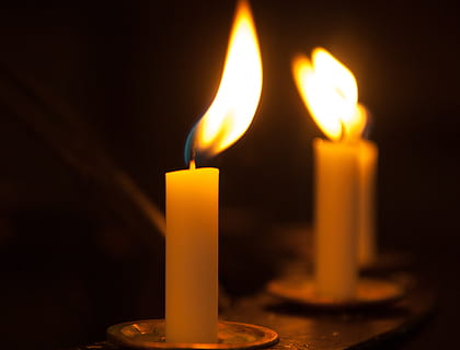 ljus, flamma, belysning, eld - naturligt fenomen, brinnande, vax-, religion, andlighet, lysande, brand, värme - temperatur, inomhus, mörk, upplyst, inget folk, närbild, natur, tro, studio skott, plats för dyrkan, fokusera på förgrunden, svart bakgrund, 2K, CC0, offentligt domän, royaltyfria