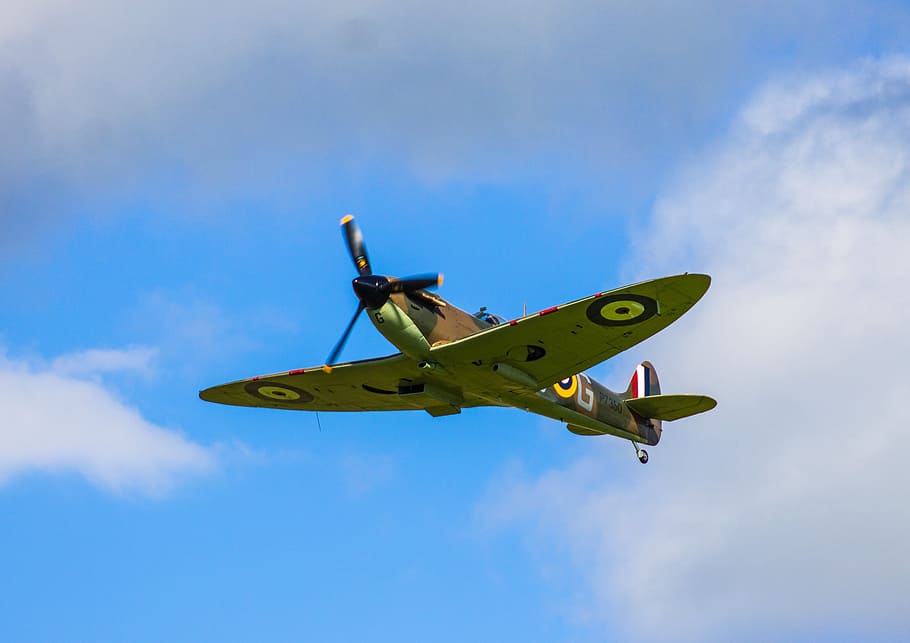 avió, Spitfire, guerra, lluitador, lluitador, avió, guerra, lluitador, militar, avions, vol, batalla, hèlix, vintage, motor, volar, cabina, aviació, volant, vehicle aeri, espectacle aeri, transport, vista lateral, cel, naturalesa, manera de transport, moviment, núvol - cel, dia, en moviment, vista d’angle baix, cap gent, avió de combat, avió militar, a l'aire lliure, blau, a l'aire, 2K