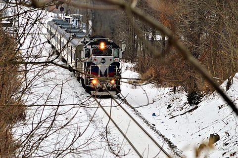 hiver, train, le sillon, chemin de fer, neige, température froide, arbre, arbre nu, la nature, architecture, mode de transport, plante, transport, illuminé, structure construite, branche, couvrant, personne, vue grand angle, journée, matériel d'éclairage, extérieur du bâtiment, en plein air, il neige, 5K, CC0, domaine public, libre de droits