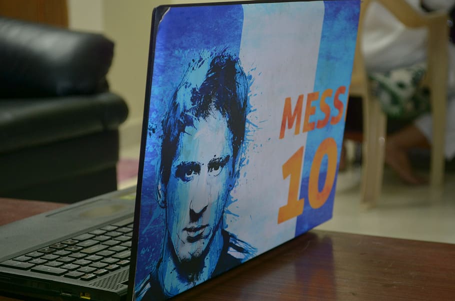 ordinador portàtil, superior, taula, portàtil, messi, treball, taula, cafè, treballar, comunicació, tecnologia sense fils, tecnologia, primer pla, cap gent, ordinador, connexió, a l'interior, centrar-se en primer pla, equips informàtics, Internet, interior de casa, natura morta, material de fusta, teclat, text, teclat d’ordinador, motiu floral, 4K