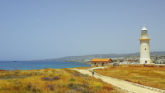 faro, vista, mare, sentiero, paesaggio, mediterraneo, parco archeologico, paphos, Cipro, struttura costruita, nessuno, erba, architettura, direzione, Torre, acqua, esterno dell'edificio, cielo, guida, costruzione, viaggio, spiaggia, sicurezza, terra, protezione, orizzonte, destinazioni di viaggio, natura, orizzonte sull'acqua, all'aperto, 5K, CC0, dominio pubblico, privo di copyright
