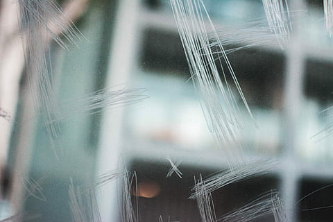 ridser, glas vindue, kradse, glas, vindue, graffiti, skrivning, tæt på, selektiv fokusering, ingen mennesker, dag, natur, mønster, plante, glas - materiale, fokus på forgrunden, skrøbelighed, udendørs, fuld ramme, våd, baggrunde, sårbarhed, makro, hår, edderkoppespind, blødt fokus, 5K, CC0, offentligt domæne, royaltyfrie