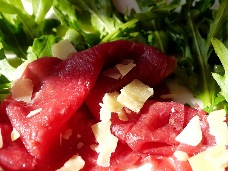 fresc, carn, verd, verdures, carpaccio, vedella, carn crua, crua, coet, parmesà, formatge, menjar, menjar i beguda, frescor, vegetals, alimentació saludable, primer pla, benestar, llest per menjar, cap gent, vermell, amanida, a l'interior, fruita, tomàquet, placa, natura morta, marc complet, mida de la porció, picat, menjar vegetarià, 4K