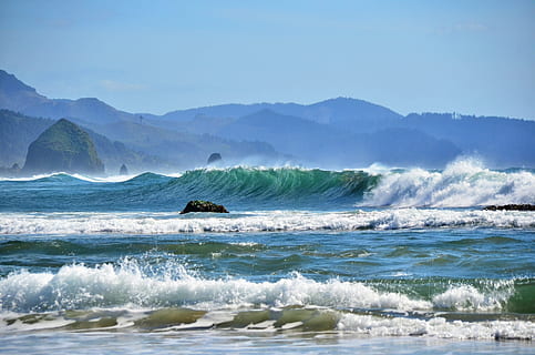 foto, ondulato, oceano, chiaro, blu, cielo, costa, onde, spiaggia, rocce, montagne, mare, acqua, natura, estate, paesaggio, riva, paesaggio marino, spruzzo, panoramico, orizzonte, sabbia, onda, movimento, sport, terra, sport acquatico, bellezza nella natura, fare surf, scenics - natura, montagna, giorno, all'aperto, catena montuosa, potere in natura, 1080P, CC0, dominio pubblico, privo di copyright