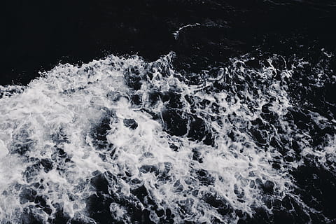 antenne, fotokroppe, vand, fugleperspektiv, legeme, dagtimerne, lukket, op, krop af vand, hav, bølge, natur, blå, baggrunde, sprøjt, surf, våd, ingen mennesker, fuld ramme, dag, tæt på, bevægelse, vandsport, surfing, sport, sløret bevægelse, skønhed i naturen, høj vinkel visning, udendørs, klippe, solid, breaking, rock-objekt, magt i naturen, sort baggrund, flydende vand, 5K, CC0, offentligt domæne, royaltyfrie
