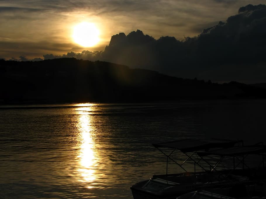 port, tarda, sol, posta de sol, capvespre, tarda, sol, posta de sol, paisatge, llac, aigua, vaixell, reflexió, núvols, romàntic, reflexions, naturalesa, mar, vespre, escenics, a l'aire lliure, nit, cel, estiu, escena tranquil·la, cap gent, bellesa a la natura, imatge en color, fosc, tranquil·litat, escenics - natura, muntanya, núvol - cel, llum solar, silueta, idíl·lic, escena no urbana, color taronja, flare de la lent, 1080P