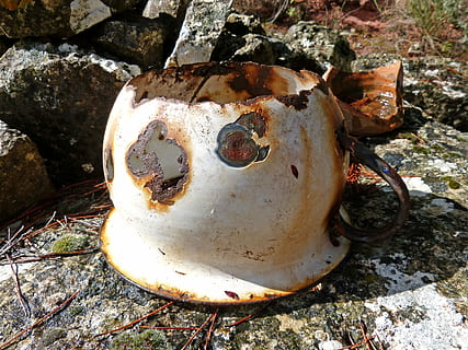 Urinal, glasiert, alt, rostig, keine Leute, verlassen, Tag, draußen, Nahansicht, High Angle View, Knochen, Stillleben, Rock, solide, Natur, Land, Rock - Objekt, Metall, Tierischen Schädel, verwittert, Feld, Tier, 4K, CC0, gemeinfrei, lizenzfrei