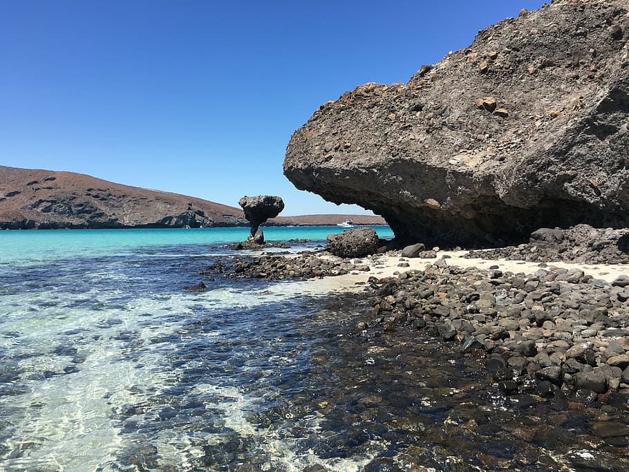 desert, platja, mar, sorra, horitzó, cel, paisatge, sec, naturalesa, costa, pacífica, paisatge costaner, sol, calma, blau, pau, mexicà, aigua, mar tranquil, roques, fong, volcànica, pedra, textura de la roca, línia de costa, rock - object, illa, Grècia, estiu, rock, sòlid, bellesa a la natura, formació de roca, cel clar, terra, escenics - natura, dia, muntanya, activitat d'oci, escena no urbana, una persona, a l'aire lliure, 4K