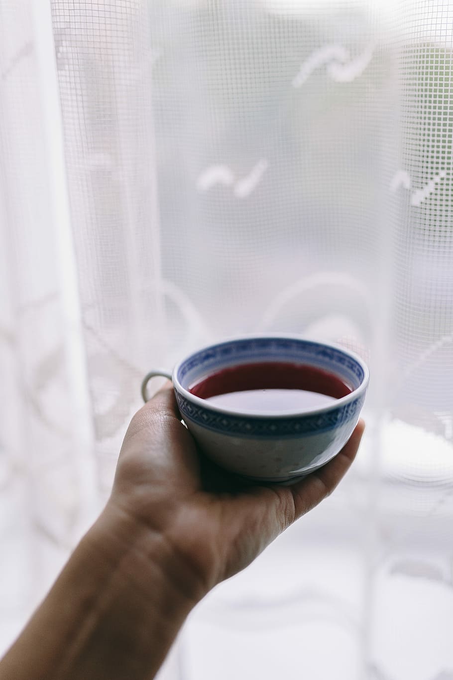 crema, buits, cafè, tee, flors de crema, te, tassa, pastís, dolç, tassa de te, cookie, celebració, mà humana, beure, primer pla, una persona, cafè - beguda, gent, calor - temperatura, tassa de cafè, menjar i beguda, mà, part del cos humà, refresc, a l'interior, estils de vida, finestra, beguda calenta, adult, te - beguda calenta, part del cos, dit, vaixella, 5K