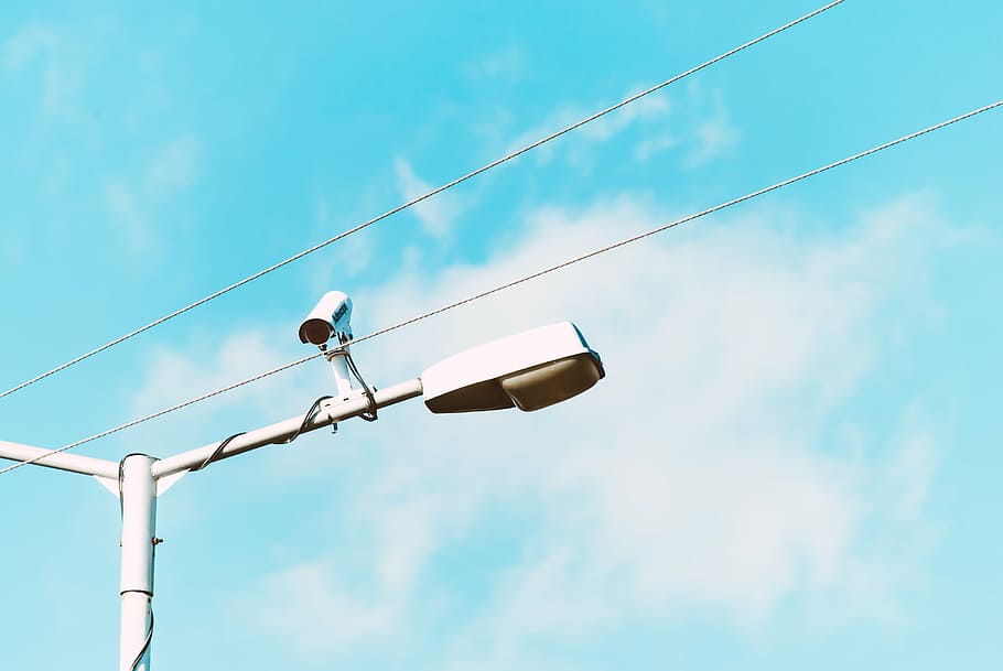 blanc, Càmera de CCTV, fanal, cable, pol, llum, CCTV, càmera, seguretat, blau, cel, núvol, vista d’angle baix, cap gent, dia, a l'aire lliure, tecnologia, naturalesa, línia telefònica, electricitat, núvol - cel, connexió, línia elèctrica, Font d'alimentació, signe, còpia espai, equips d’il·luminació, comunicació, orientació, vertebrats, 4K