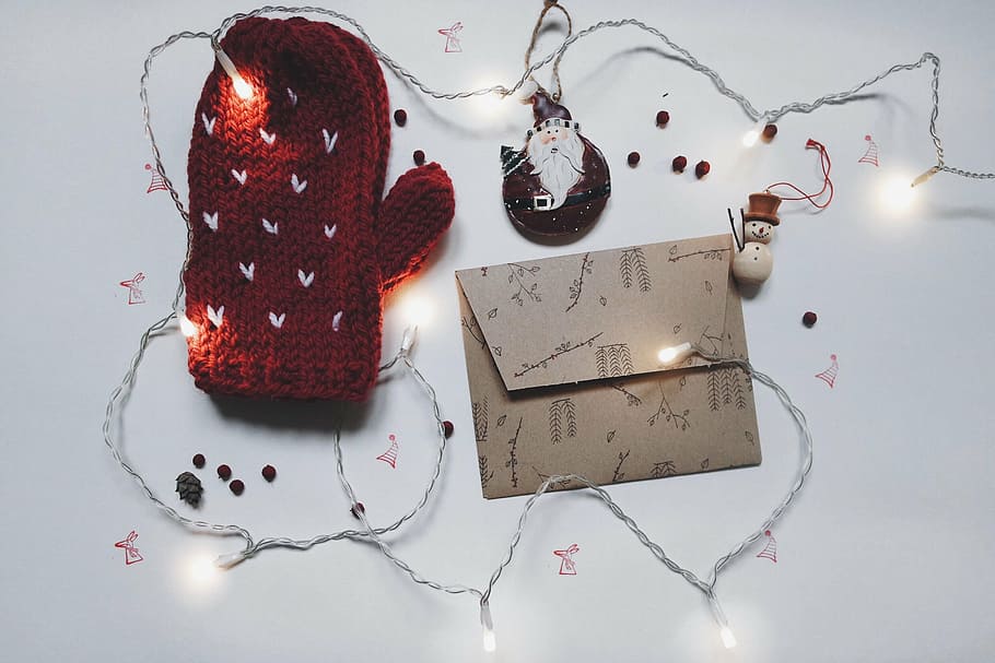 brauner Umschlag, Zeichenfolge, Beleuchtung, Weihnachten, Dekor, Briefumschlag, Urlaub, Jahreszeiten, Geschenk, Dekoration, Liebe, Winter, Hintergründe, Feier, drinnen, Emotion, keine Leute, positive Emotionen, Herzform, High Angle View, Kreativität, Papier-, direkt darüber, Tabelle, Essen und Trinken, Text, Container, Stillleben, Kasten - Behälter, 2K