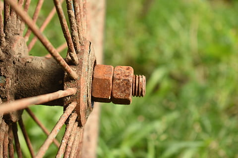 Antiquität, Bolzen, uralt, rostig, Fokus auf den Vordergrund, Metall, Tag, Nahansicht, keine Leute, Pflanze, Natur, Holz - Material, draußen, alt, Baum, Ablehnen, Verschlechterung, beschädigt, heruntergewirtschaftet, verwittert, selektiver Fokus, verlassen, schlechter Zustand, 1080P, CC0, gemeinfrei, lizenzfrei