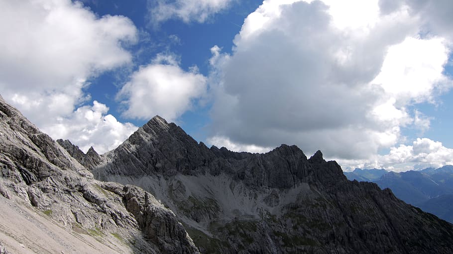 muntanyes, cim, alpí, panorama, naturalesa, màxim més alt, rock, paisatge, caminada, ombra, alt, muntanyós, cel, núvol - cel, muntanya, escenics - natura, medi ambient, bellesa a la natura, Serra, escena no urbana, rock - object, tranquil·litat, sòlid, escena tranquil·la, cap gent, terra, destinacions de viatge, dia, remot, a l'aire lliure, cim de muntanya, paisatge dramàtic, formació, 5K