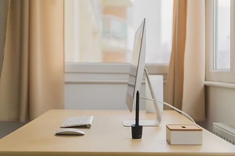 Silber Imac, Computer, Tastatur, Apfel, Elektronik, modern, Technologie, Geschäft, Büro, Arbeit, Schreibtisch, Tabelle, drinnen, keine Leute, Fenster, Tag, Stillleben, Wohngebäude, Abwesenheit, Verbindung, Fokus auf den Vordergrund, kabellose Technologie, Kommunikation, Möbel, Vorhang, Sitz, Stuhl, 5K, CC0, gemeinfrei, lizenzfrei