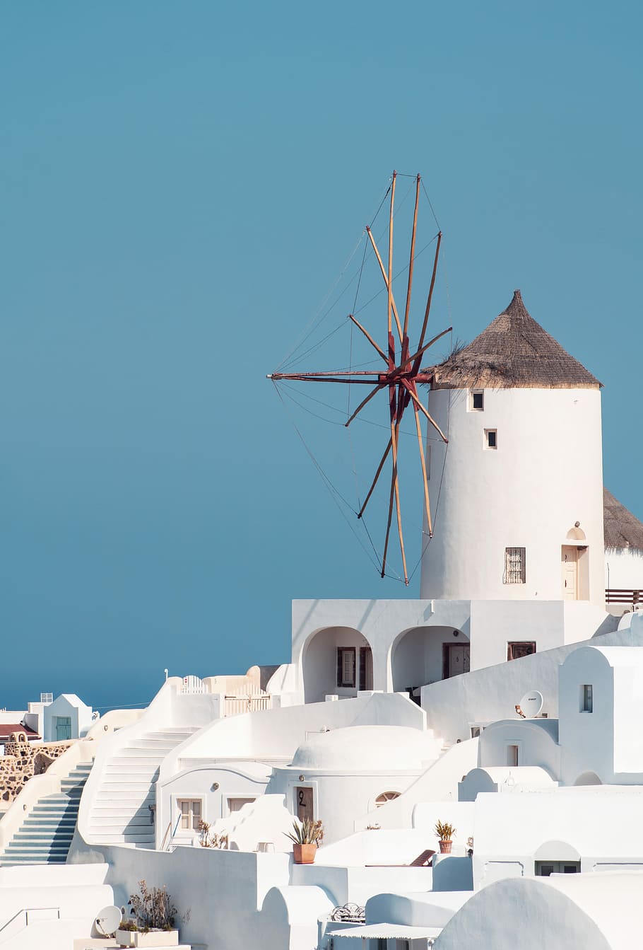 marró, blanc, molí de vent, panorama, santorini, edifici, ciutat, brillant, blau, llum solar, europa, vista, ciclades, abril, viatjar, mar, Grècia, oli, exterior de l'edifici, estructura construïda, arquitectura, cel clar, naturalesa, cel, energia eòlica, Color blanc, emblanquinat, dia, energia alternativa, còpia espai, aerogenerador, energia renovable, generació de combustible i energia, cap gent, turbina, a l'aire lliure, 5K