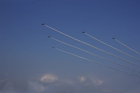 Avió de combat, avió, núvols, ruta, cel, Japó, espectacle aeri, treball en equip, pista de vapor, volant, fum - estructura física, vehicle aeri, núvol - cel, en moviment, transport, manera de transport, moviment, cooperació, velocitat, blau, naturalesa, ordre, cap gent, a l'aire lliure, acrobàcies aèries, activitat esportiva, 5K, CC0, domini públic, lliure de regalies
