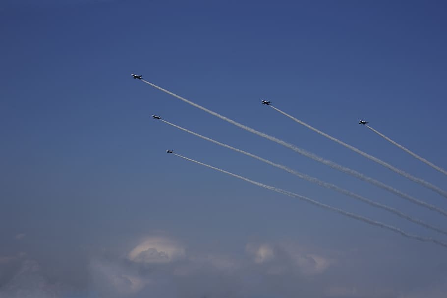 Avió de combat, avió, núvols, ruta, cel, Japó, espectacle aeri, treball en equip, pista de vapor, volant, fum - estructura física, vehicle aeri, núvol - cel, en moviment, transport, manera de transport, moviment, cooperació, velocitat, blau, naturalesa, ordre, cap gent, a l'aire lliure, acrobàcies aèries, activitat esportiva, 5K