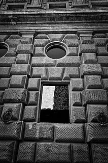 Wand, Blöcke, Stein, Fenster, klumpig, Mauerwerk, Gebäude, die Architektur, Außen, Flachwinkelansicht, gebaute Struktur, keine Leute, Tag, Gebäudehülle, Muster, Geometrische Figur, Vollbild, draußen, gestalten, Wandbau - Funktion, Natur, Kreis, Hintergründe, Backstein, Design, direkt darunter, 5K, CC0, gemeinfrei, lizenzfrei