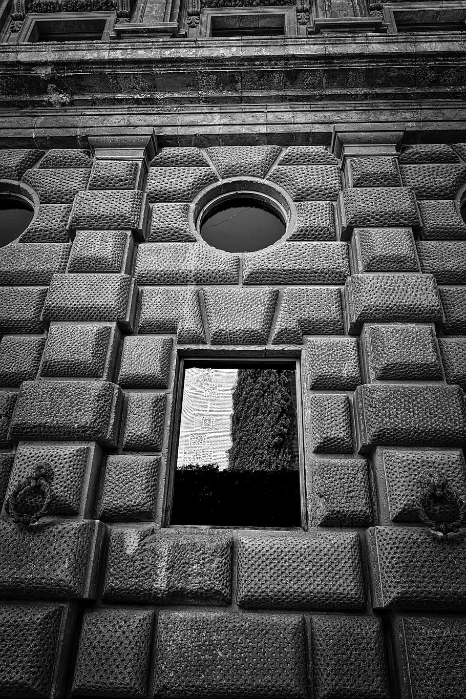 Wand, Blöcke, Stein, Fenster, klumpig, Mauerwerk, Gebäude, die Architektur, Außen, Flachwinkelansicht, gebaute Struktur, keine Leute, Tag, Gebäudehülle, Muster, Geometrische Figur, Vollbild, draußen, gestalten, Wandbau - Funktion, Natur, Kreis, Hintergründe, Backstein, Design, direkt darunter, 5K